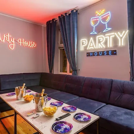 #partyhouse *