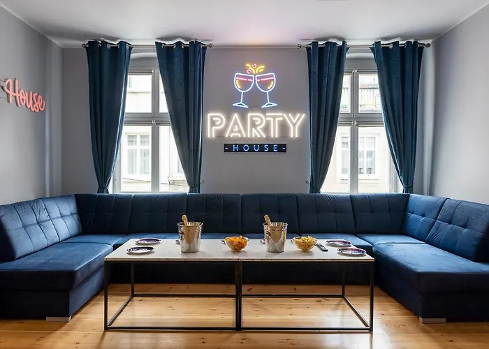 #partyhouse * 포즈난